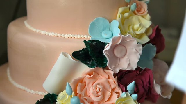 Decorating a wedding cake with flowers / Decorating a wedding cake with flowers from sugar mastic