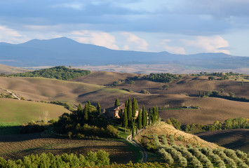 Obraz premium Building in the middle of a dreamy tuscan landscape