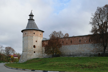 Высокая кирпичная башня старинного кремля в городе Зарайске 