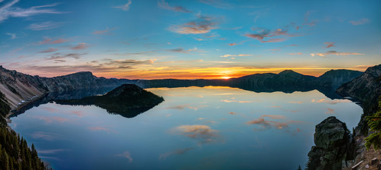 Panoramic view of Crater Lake © peteleclerc