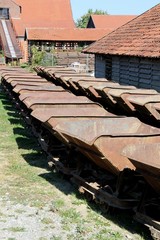 Loren auf einem Industriegelande