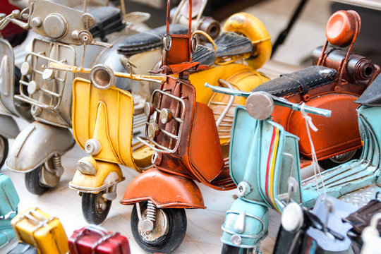 Küchenrückwand glas motiv mit dem Motiv „Italienische Roller Miniaturen Sammlung“
