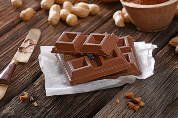 cioccolato a pezzi e arachidi