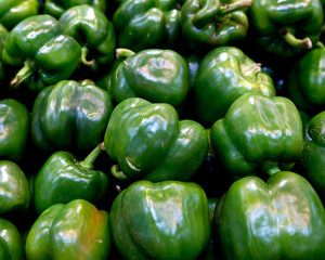 Obraz na płótnie Canvas Green ripe organic pepper in local farmers market store