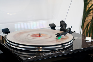Klassische und Moderne in Einem vereint: monderne Plattenspieler spielt Picturevinyl ab © Insp.Clouseau