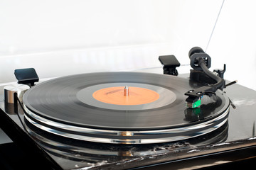 Klassische und Moderne in Einem vereint: moderner Plattenspieler in Aktion © Insp.Clouseau