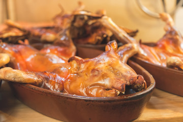 cerdo asado / cerdo asado sobre cazuela de barro