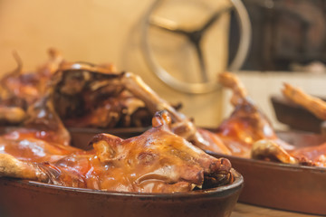 cerdo asado / cerdo asado sobre cazuela de barro