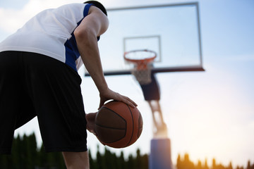 Obraz premium Basketball player training on the court. concept about basketbal