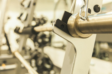 maquina gimnasio / Primer plano de una barra de pesas en gimnasio