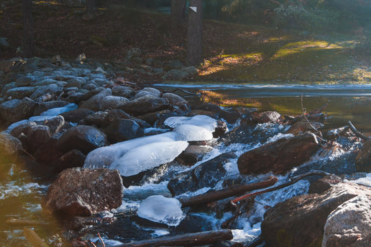 deshielo de r&iacute;o / T&eacute;mpanos de hielo en remanso de r&iacute;o