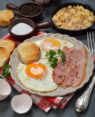 Scrambled eggs with bacon