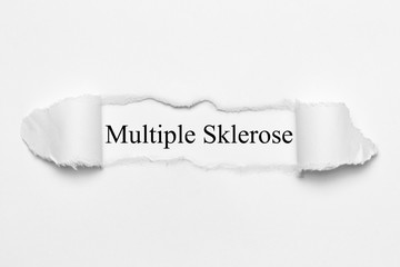 Multiple Sklerose auf weißen gerissenen Papier