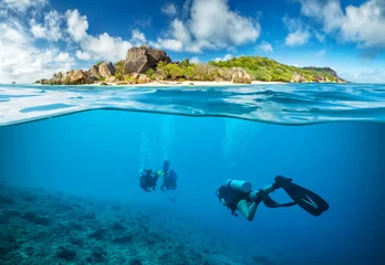 Foto auf Acrylglas Sport Taucher unter der Oberfläche auf den Seychellen