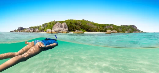 Crédence de cuisine en verre imprimé Plonger Young woman snorkling next to tropical island