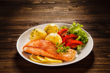 Fried salmon and vegetables 