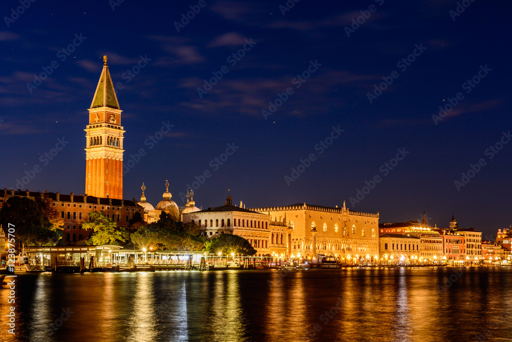 Wall mural night in venice