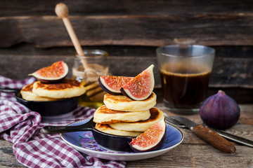 Cottage cheese pancakes with fresh figs and honey
