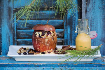 Bratapfel mit Vanillesoße auf Fensterbank  © katinkah