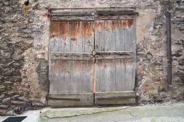 Vieille porte en bois d’une grange de village en montagne