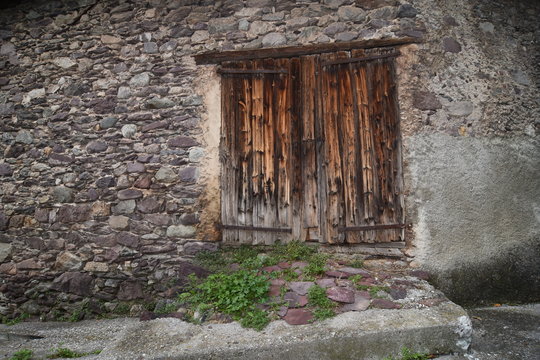 Vieille porte en bois d’une grange de village en montagne