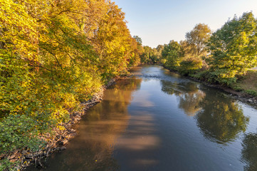 Flusslandschaft im Herbst