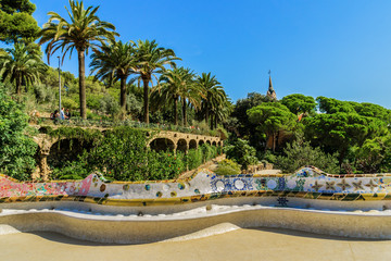 Naklejka premium Kolorowa ceramiczna ławka serpentynowa. Parc Guell, Barcelona, Hiszpania.