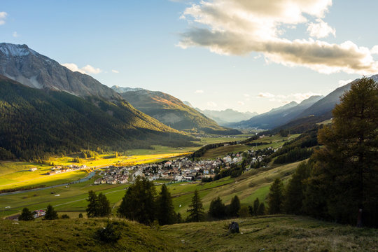 Zuoz bei Sonnenuntergang, Oberengadin, Graub&uuml;nden, Schweiz