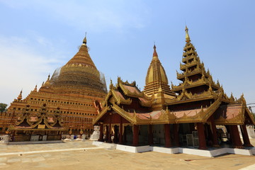 Fototapeta na wymiar Shwezigon Pagoda in Bagan, Myanmar 