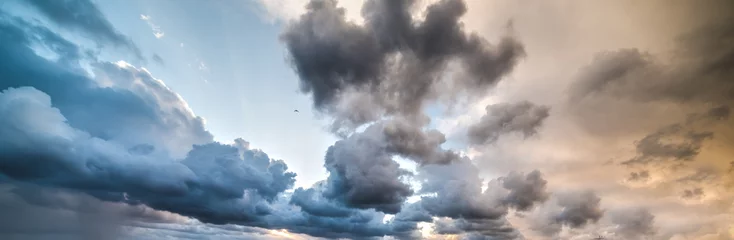 Zelfklevend Fotobehang Hemel bewolkte grijze lucht bij zonsondergang