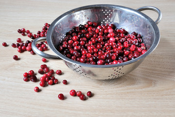 Cranberries in a metal colander. Ягоды клюквы в металлическом дуршлаге.