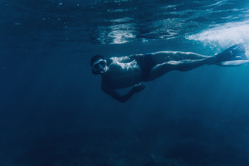 Fototapeta na wymiar Underwater image of diver man