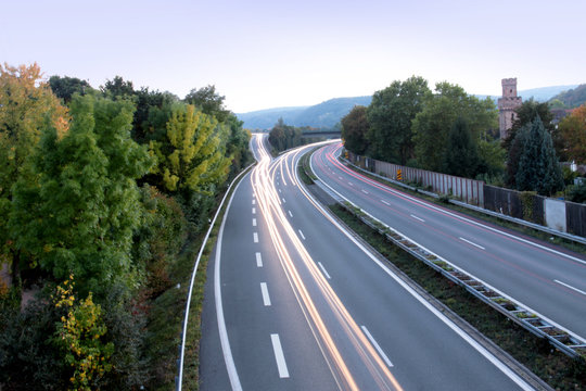 Beschleunigungsstreifen im Straßenverkehr richtig nutzen