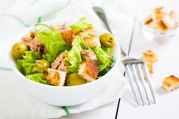 Fresh tuna salad with olives and croutons