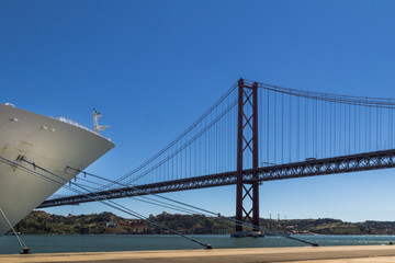 Abril 25 Bridge on as backdrop for harbour