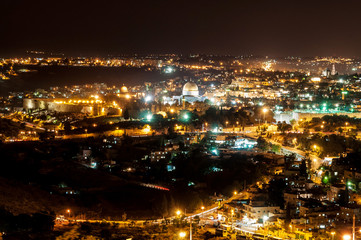 Fototapeta premium panoramiczny widok na zabytkowe mury miejskie i centrum Jerozolimy nocą