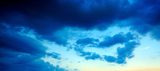 Fototapeta na wymiar Heart cloud in the blue sky.