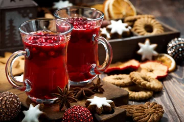 Fototapete Tee Weihnachtsgetränk heißen Preiselbeertee und Kekse auf dunklem Hintergrund