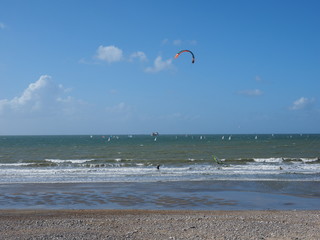 Obraz premium kitesurfer am strand von le havre, frankreich