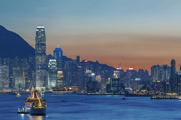 Obraz premium Victoria Harbor of Hong Kong city at dusk