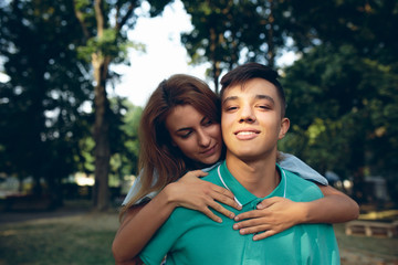 Obraz premium man carries a girl on his back