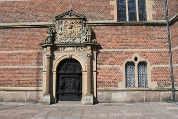 Schwere Holztür mit Portal im Hof von Schloss Frederiksborg