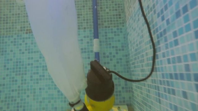 Pool vacuum cleaner