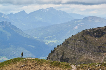 Wanderer geniesst Bergpanorama