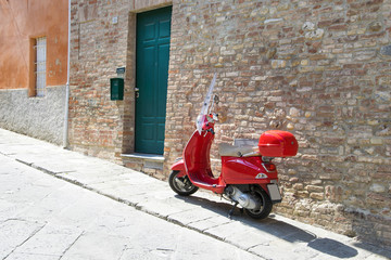 An image of a typical italian city street in Tuscany.