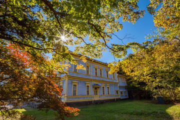 紅葉する木々と旧函館区公会堂