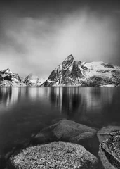 Foto auf Acrylglas Schwarz und weiss Reflexionen des Olstinden-Gipfels, Lofoten-Inseln, Norwegen