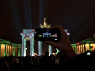 Handydisplay mit dem farbig beleuchteten Brandenburger Tor