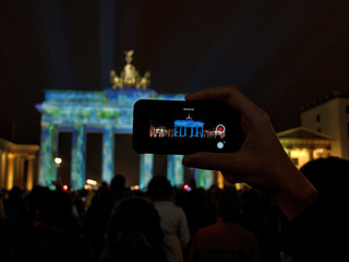 Handyfoto vom farbig beleuchteten Brandenburger Tor