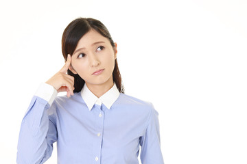 悩む女性
